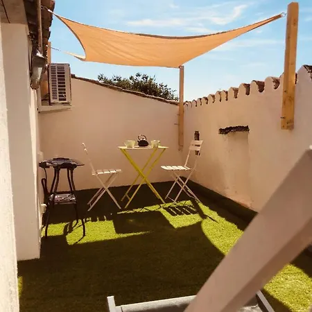 Au Dernier Etage Avec Terrasse Et Belle Vue Sur Nature Environnante Roujan